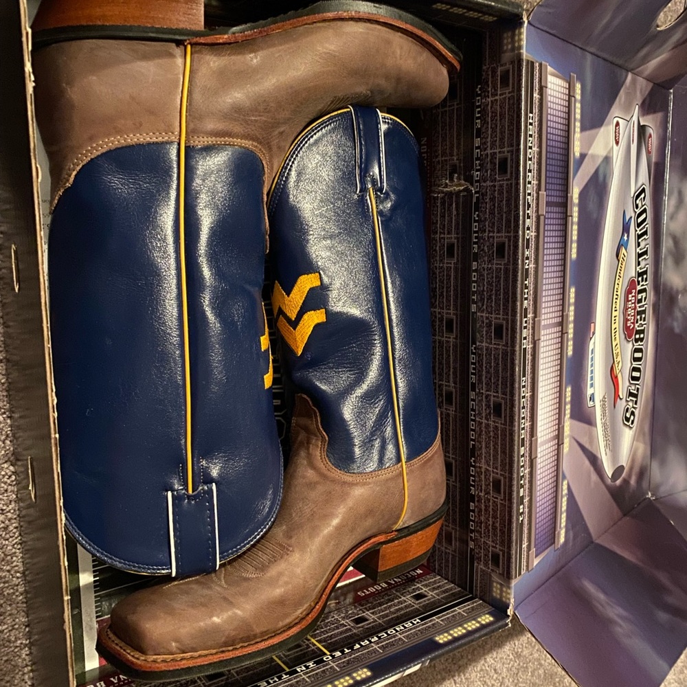 NWT men’s wvu boots size 8